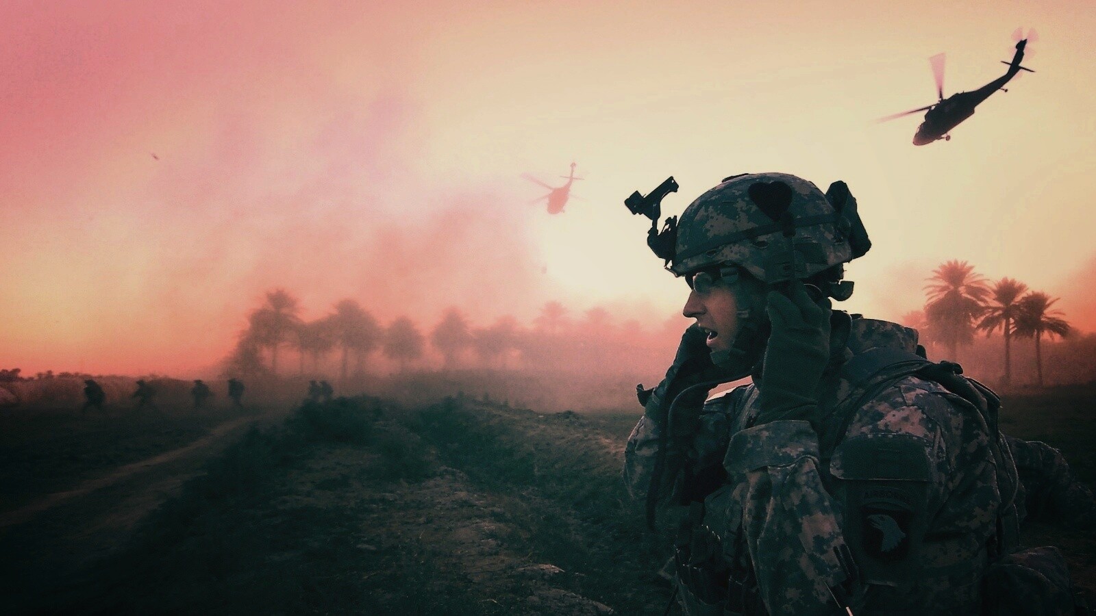 СОлдат во время боевых действий обои