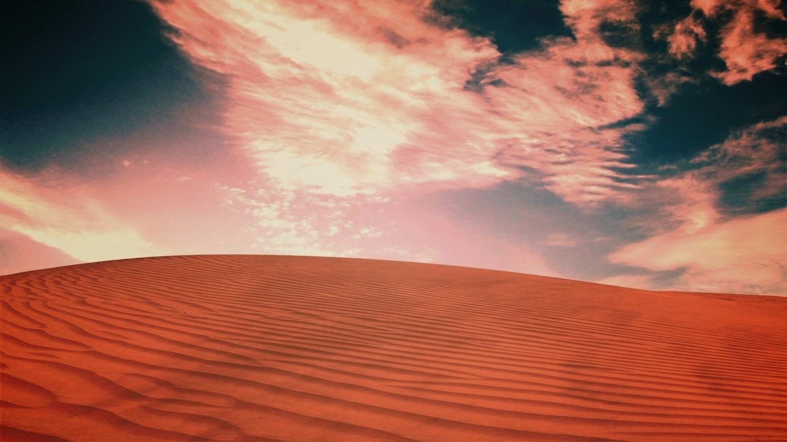 Облака над пустыней обои
