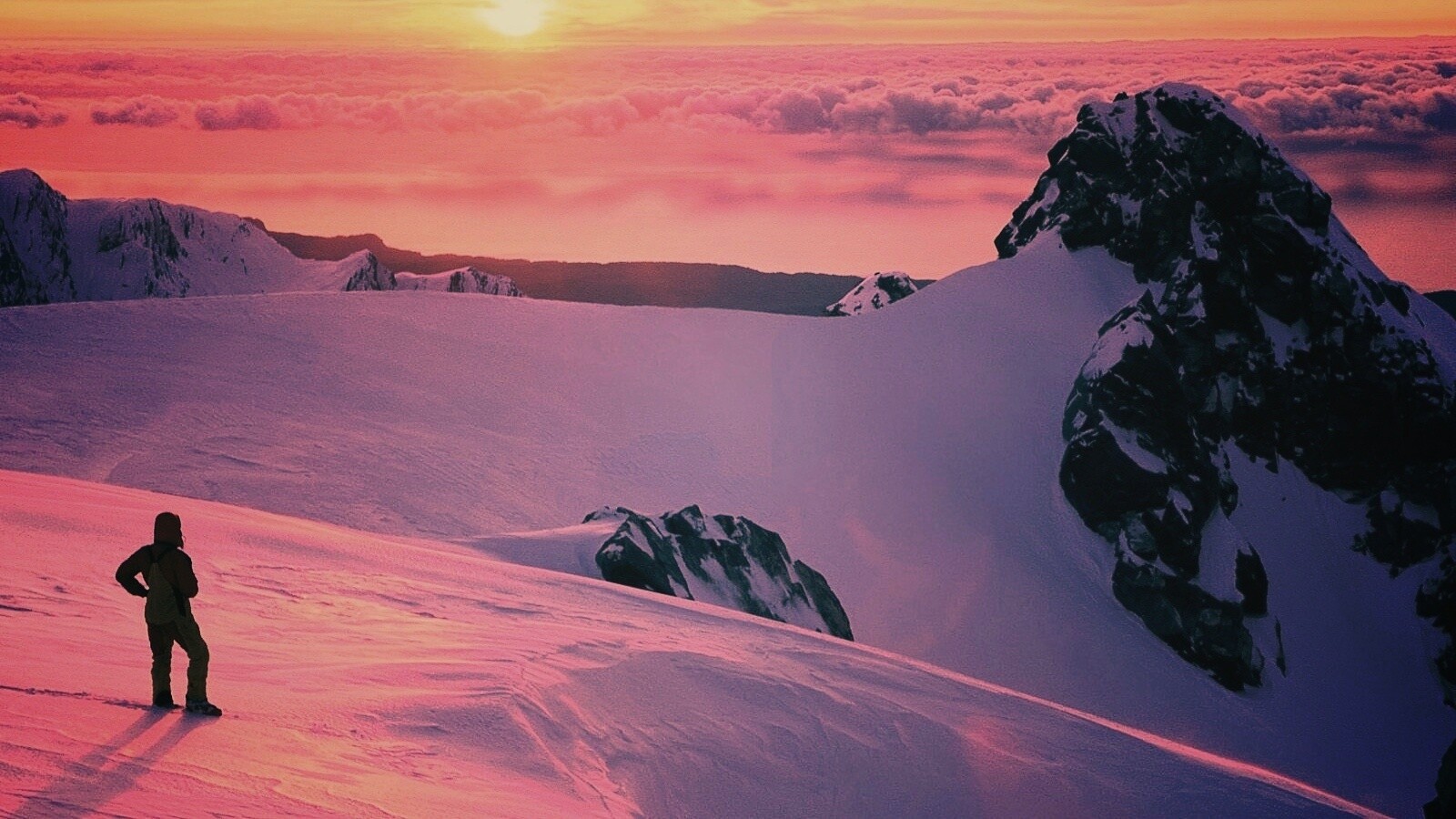 Путешественник в горах обои
