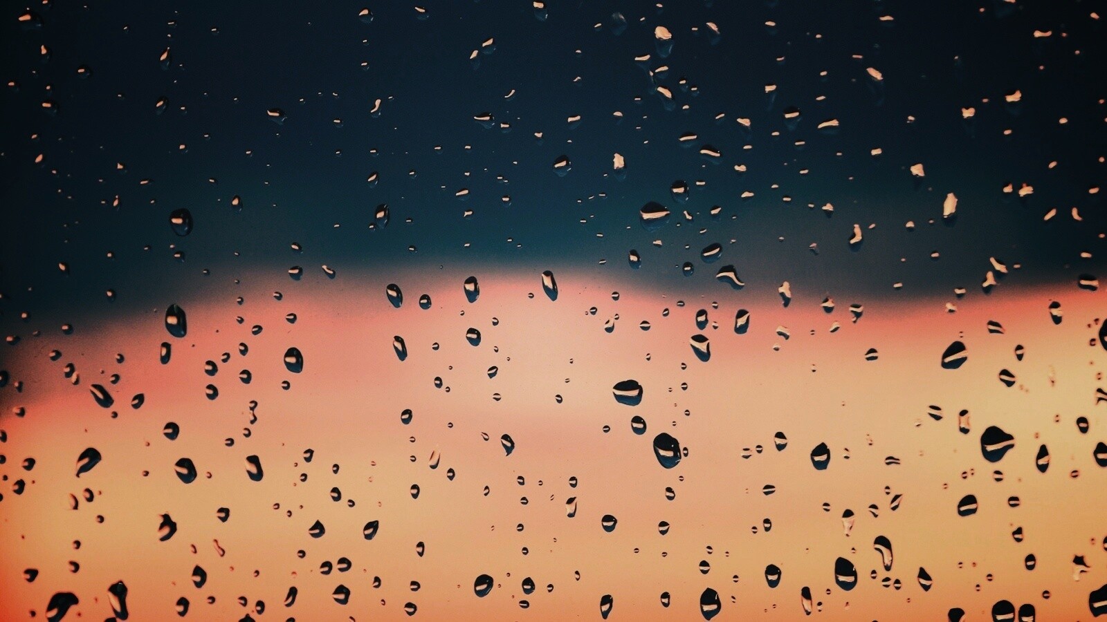 Капли на стекле обои