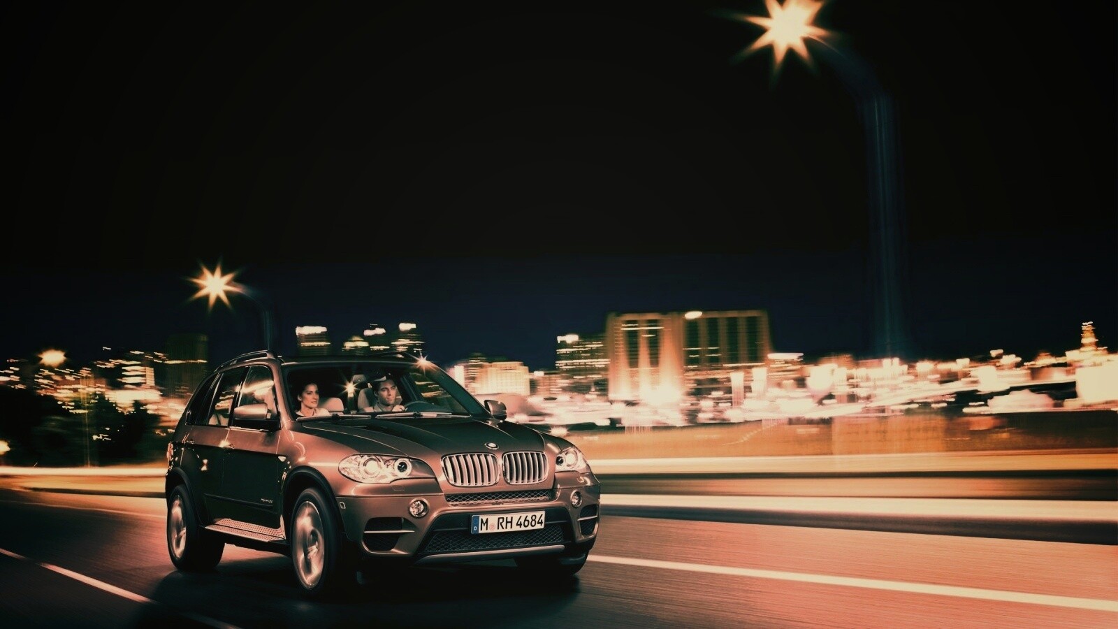 Пара в BMW X5 обои