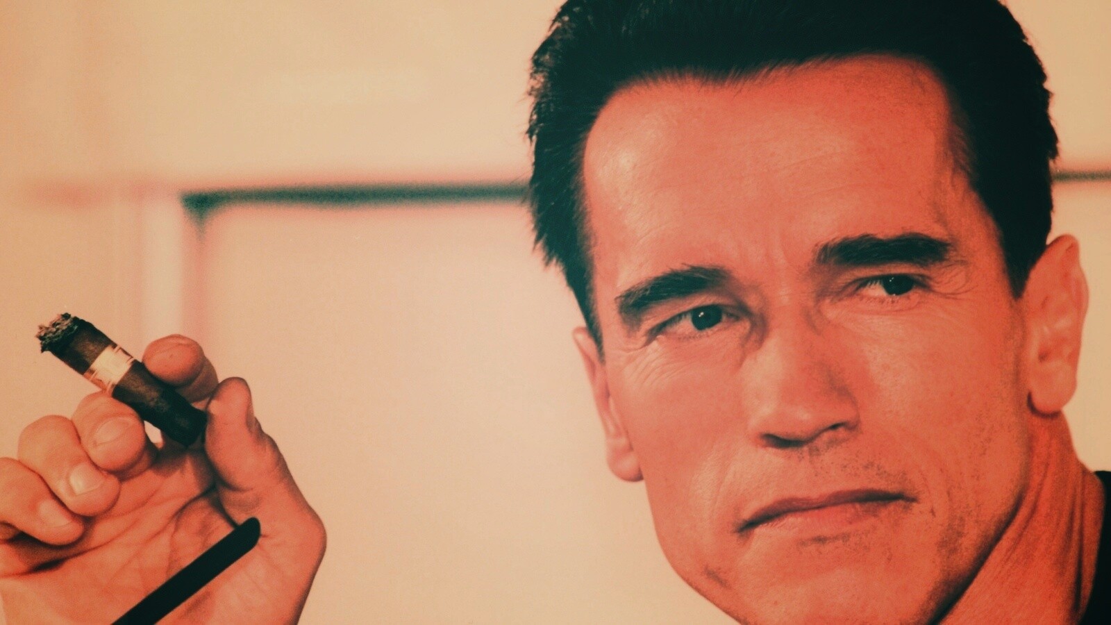 Арнольд Шварцнеггер с сигарой обои