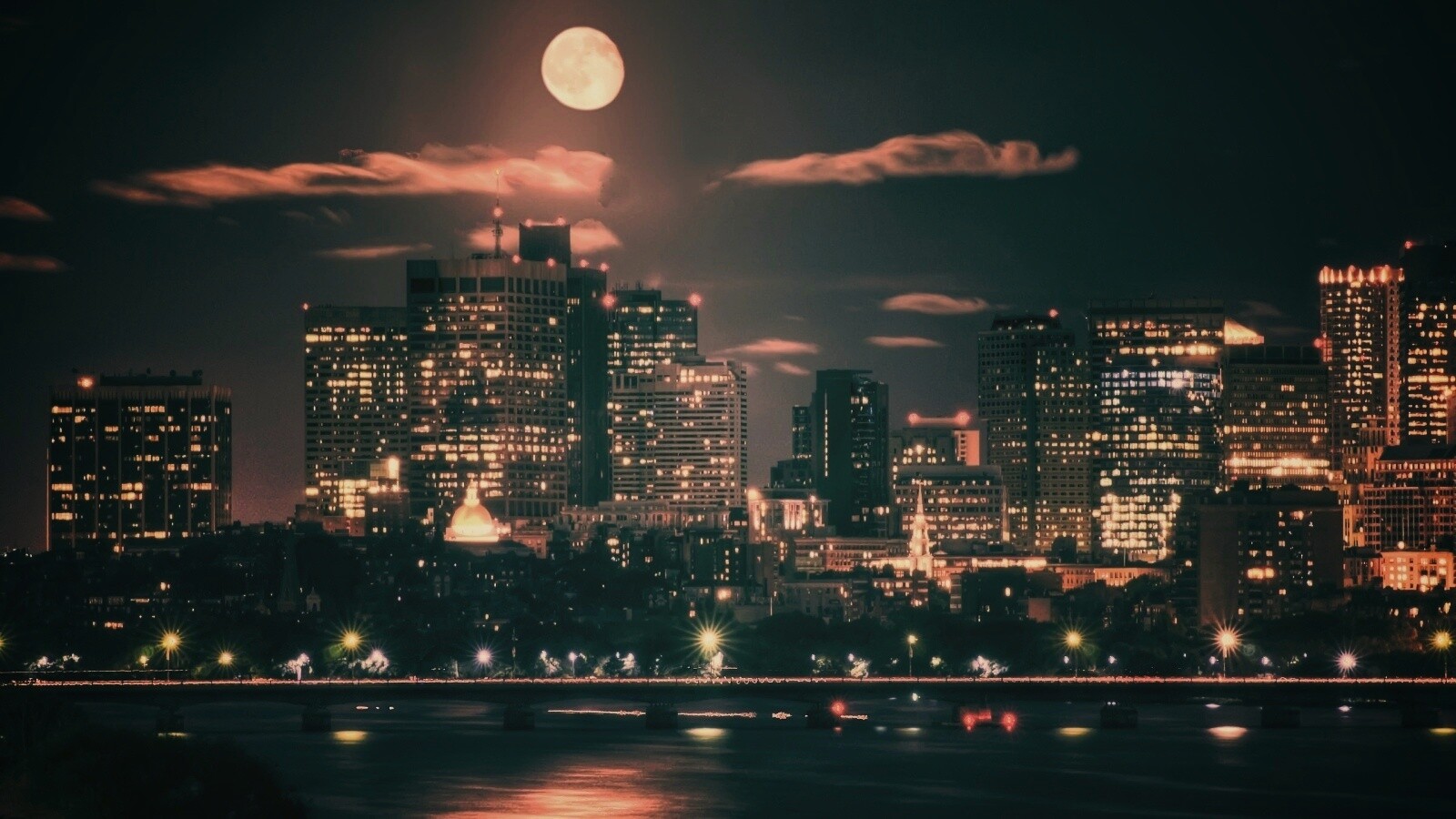 Луна над мегаполисом обои