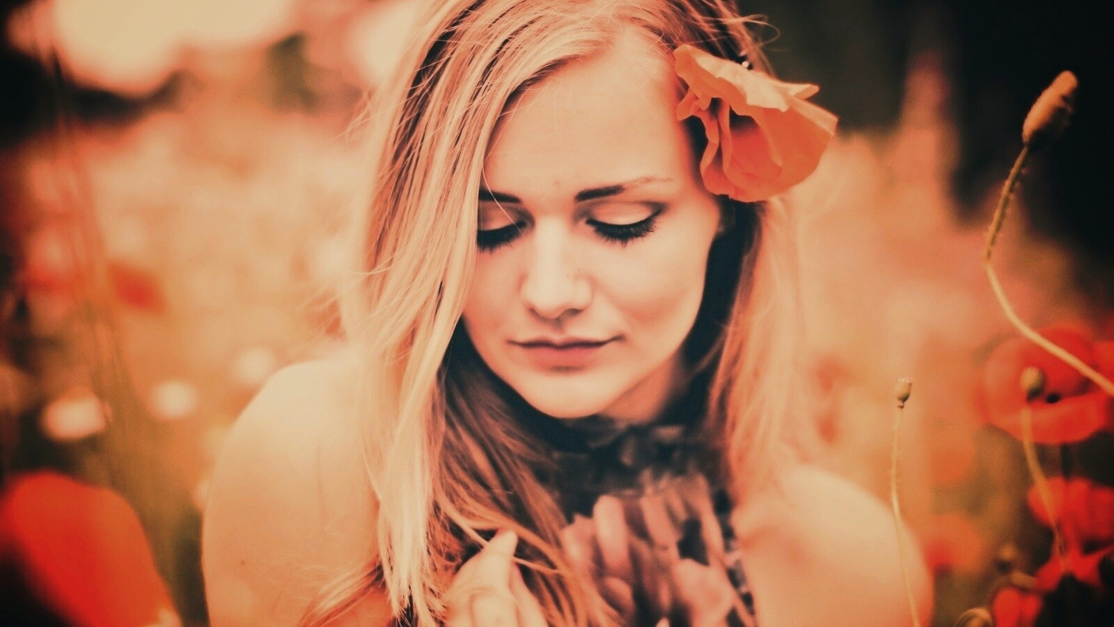 Блондинка в маках обои