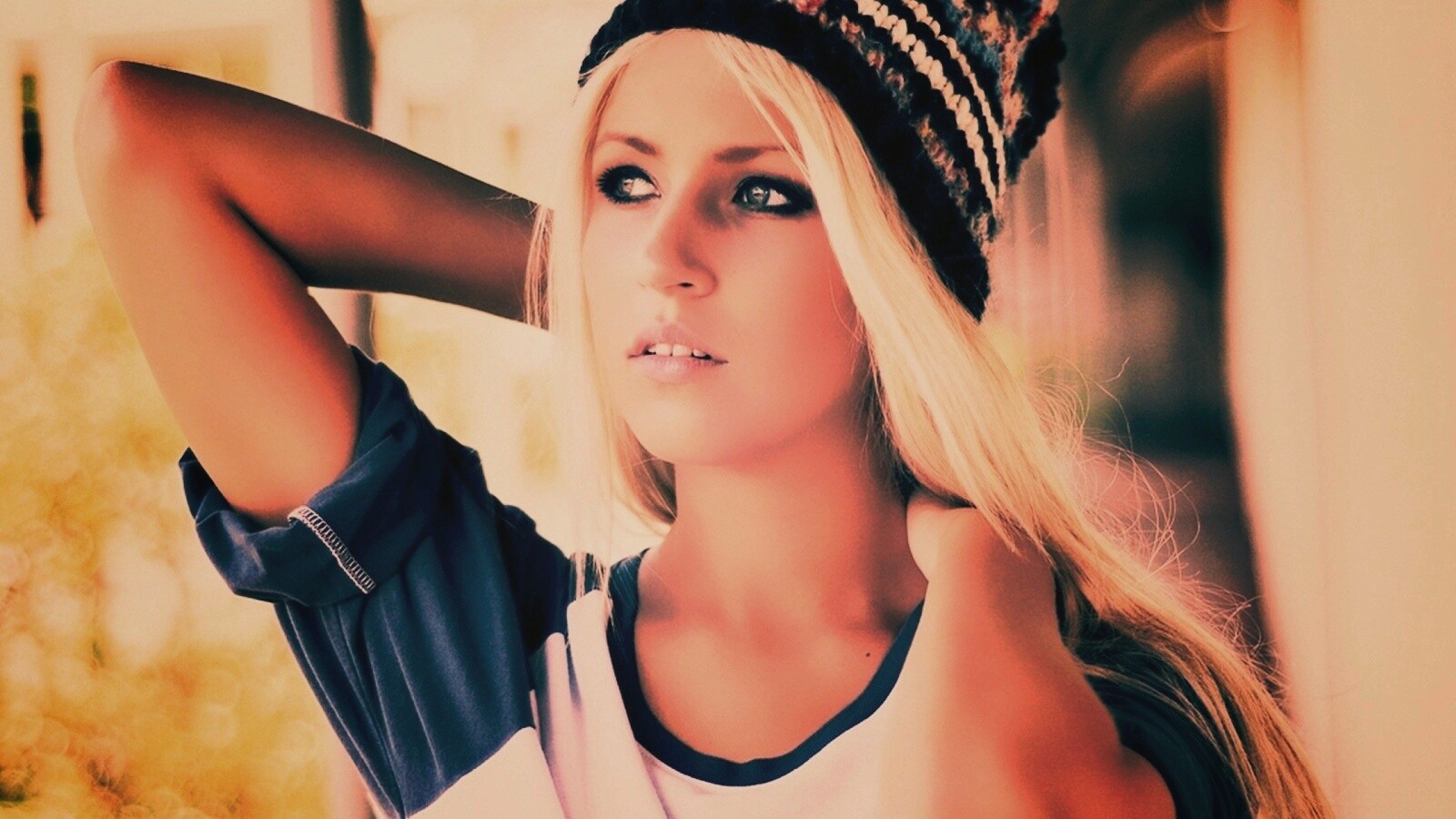 Блондинка в вязанной шапке обои