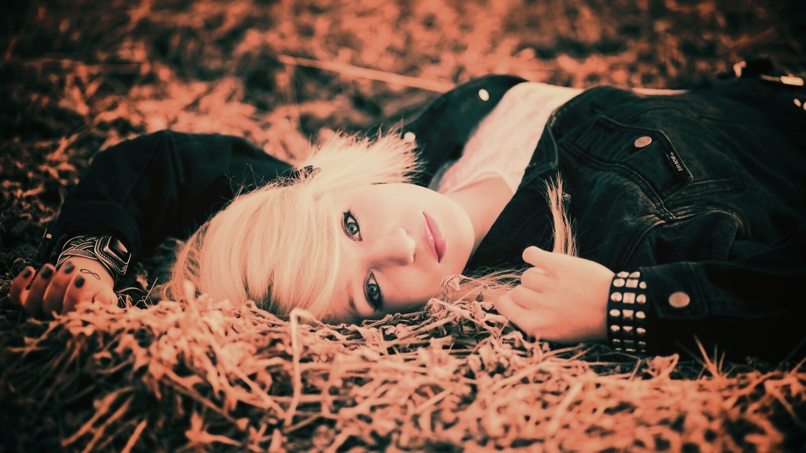 Блондинка лежащая на траве обои