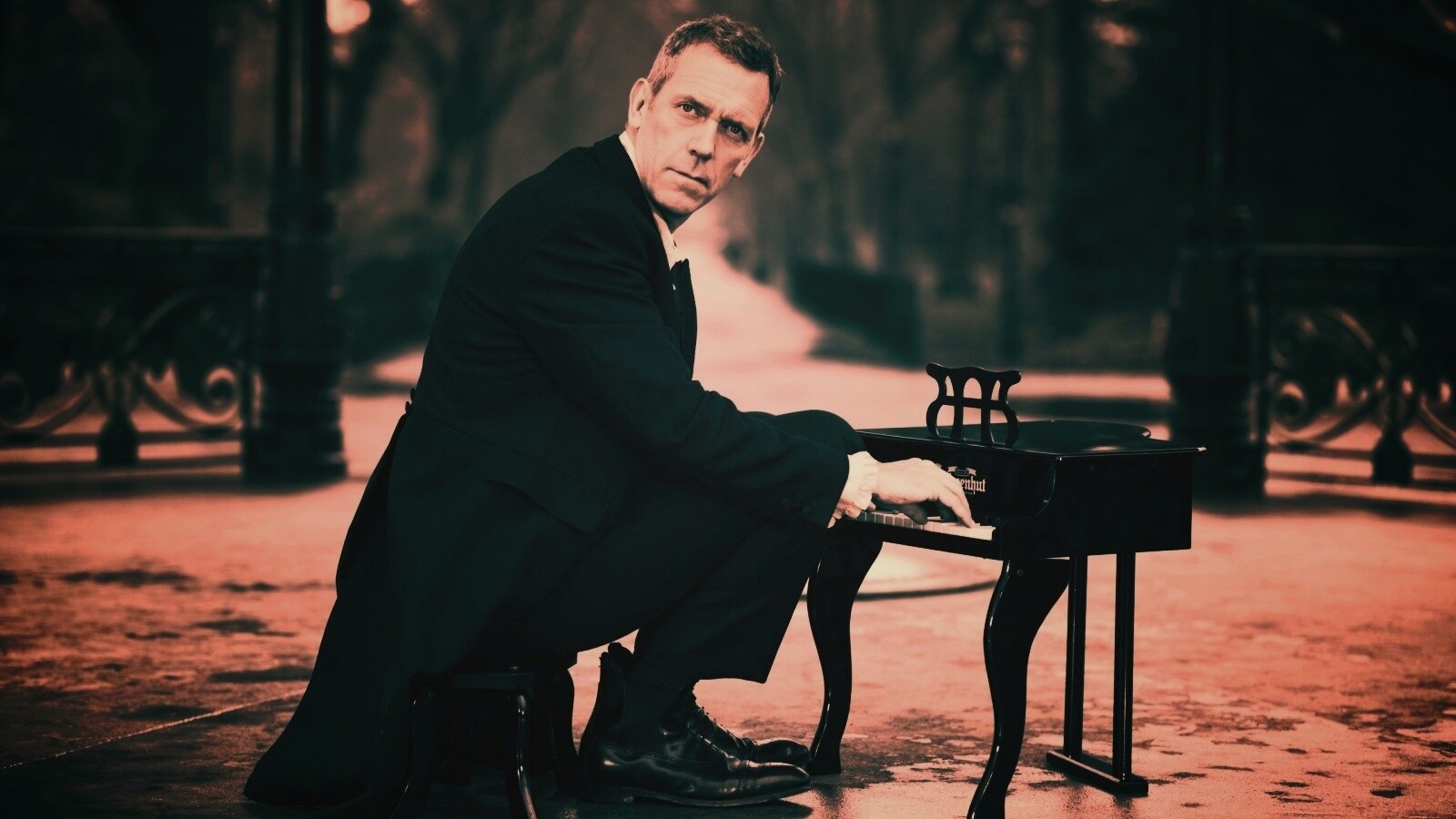 Хью Лори за маленьким роялем обои