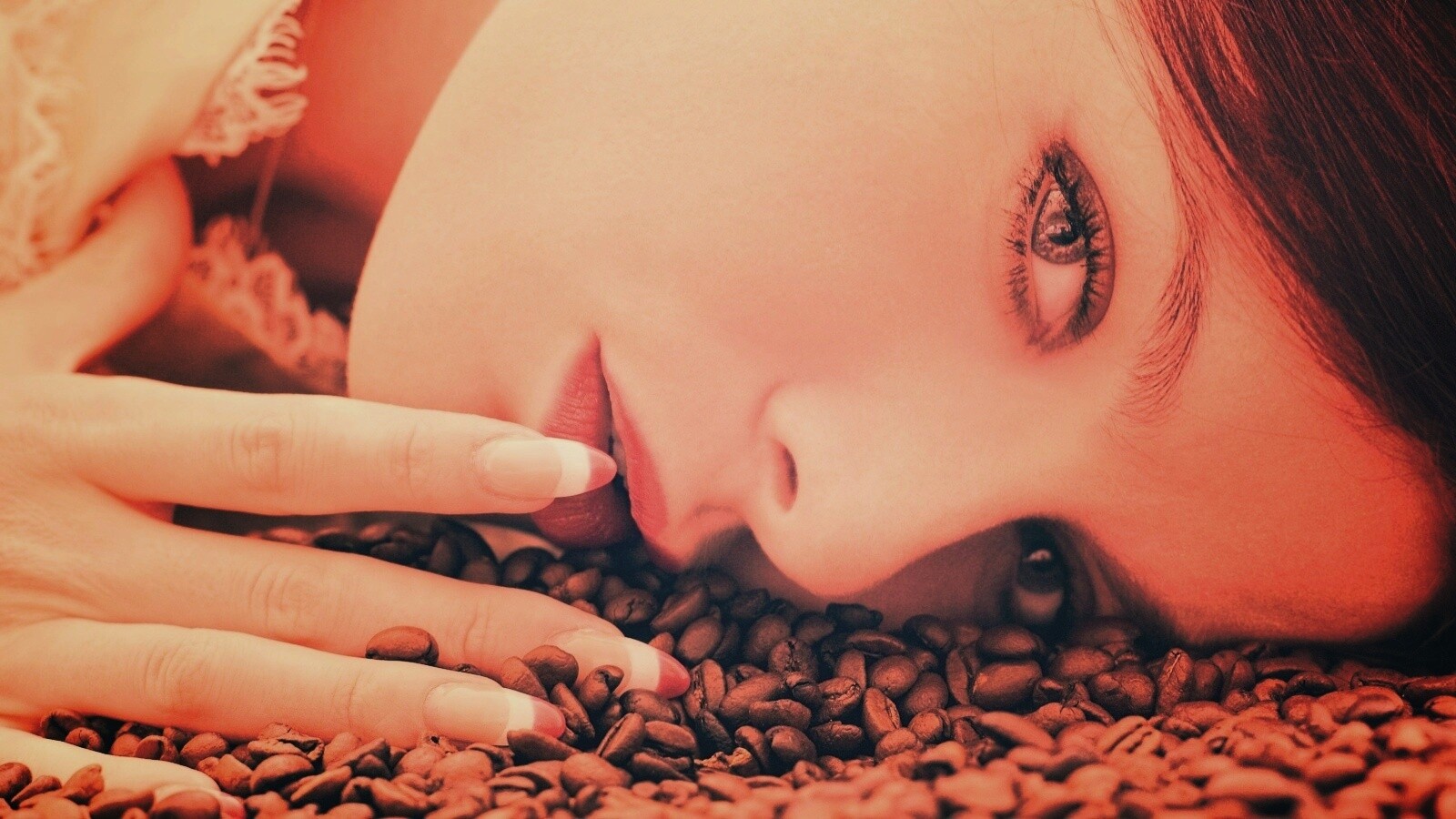 Соблазнительная девушка с кофейными зернами обои