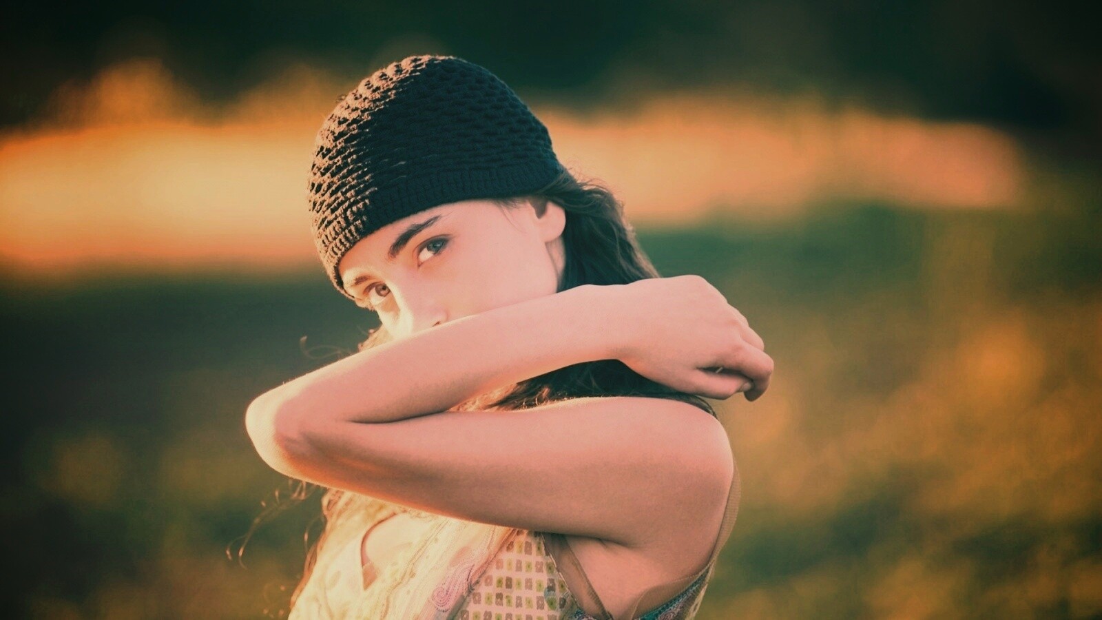 Спрятавшись за сгибом руки обои