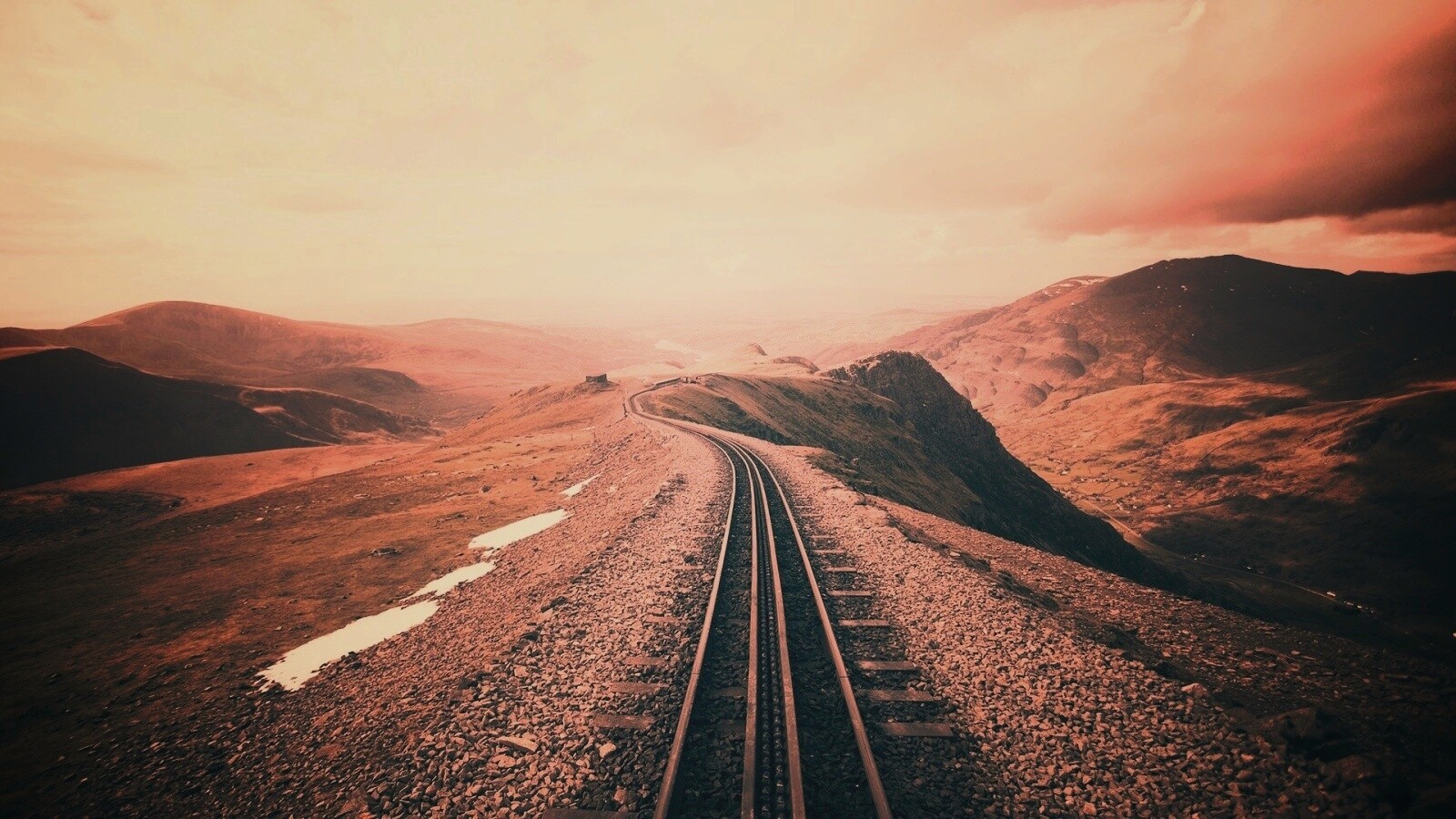 Рельсы уходящие вдаль обои