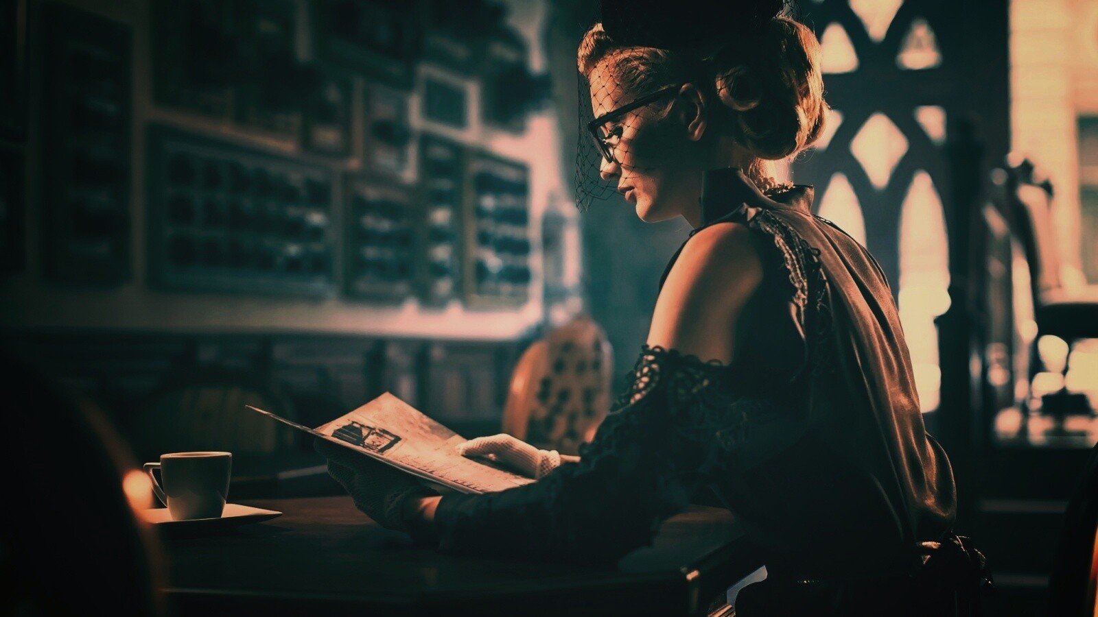 Витажная девушка в кафе обои