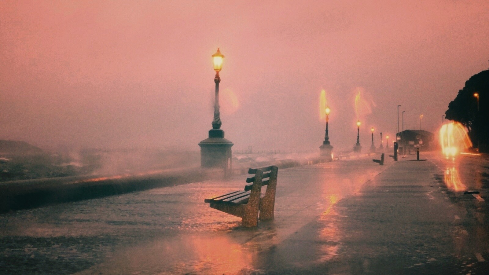 Набережная в ливень обои