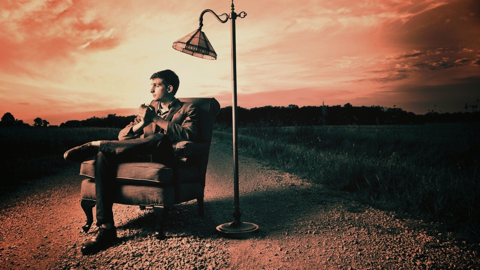 Мужчина в кресле обои