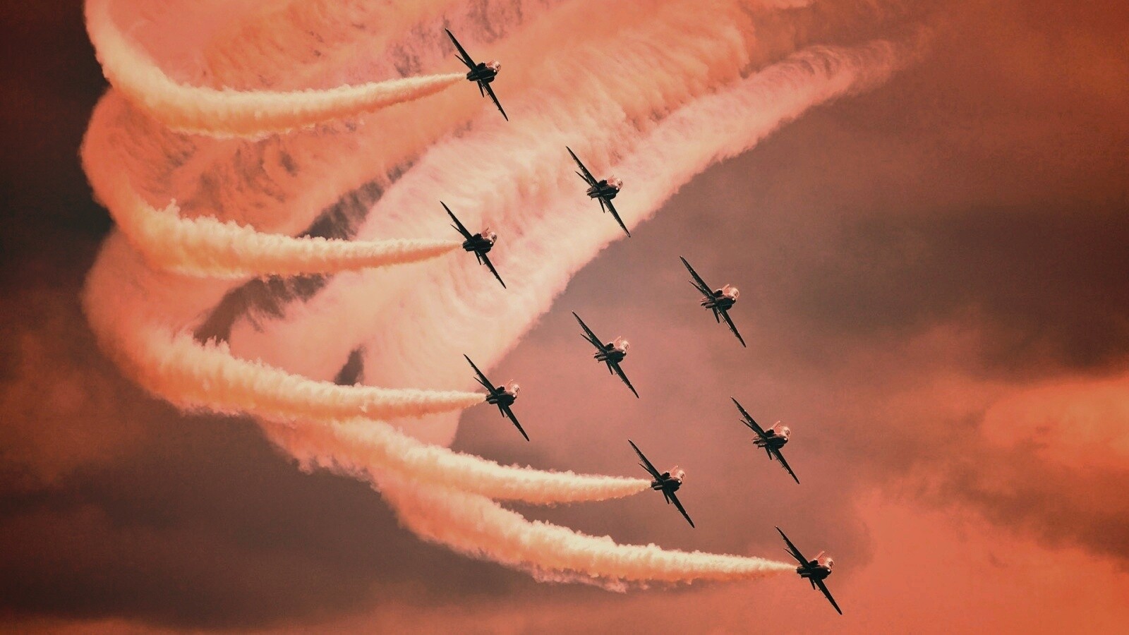 Красивая эскадра самолетов на авиашоу обои