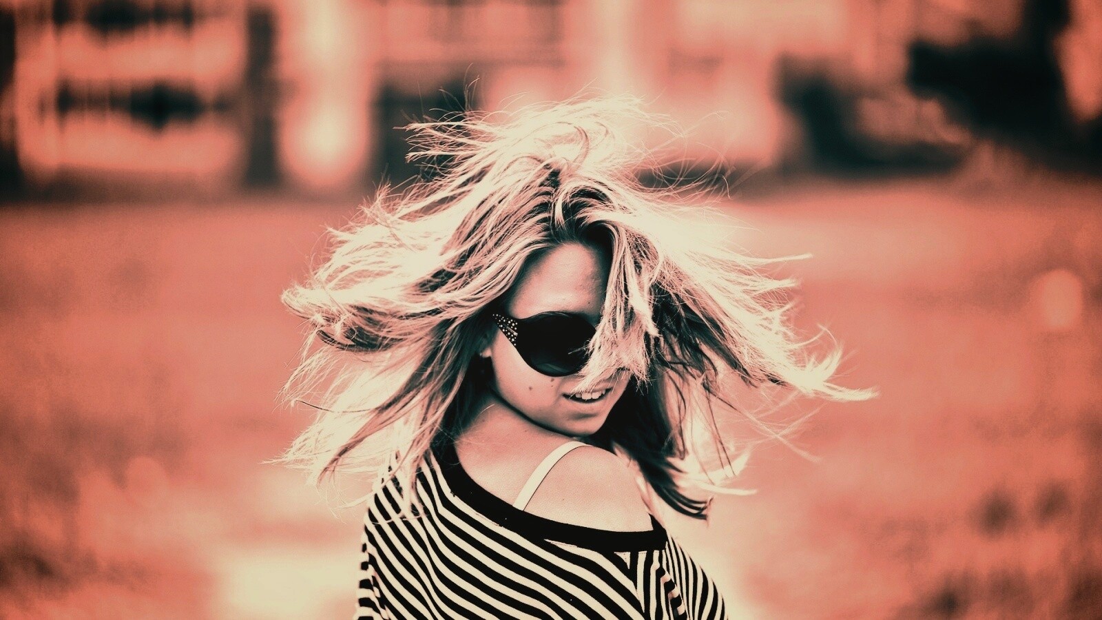 Девушка в тельняшке обои