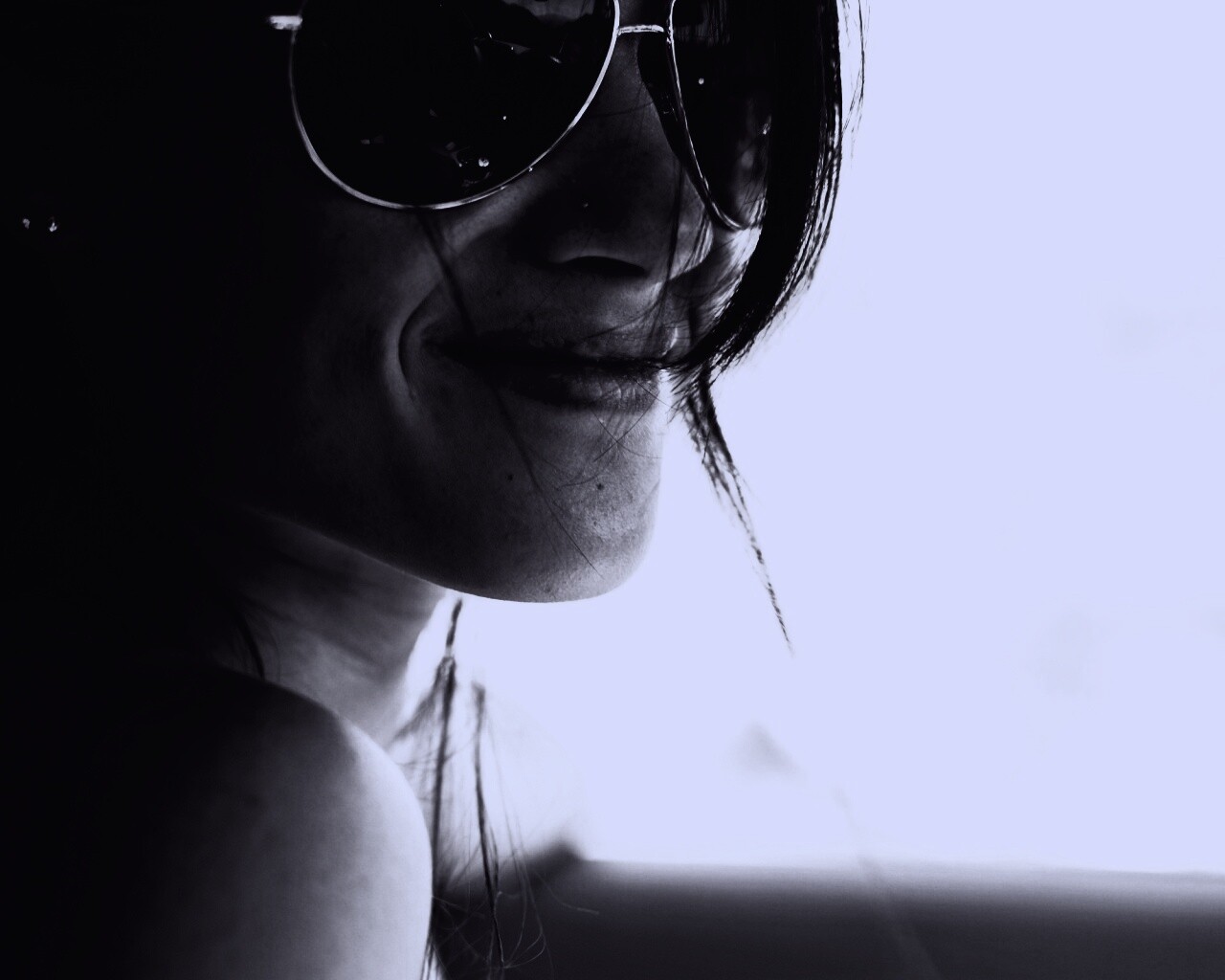 Девушка в очках обои