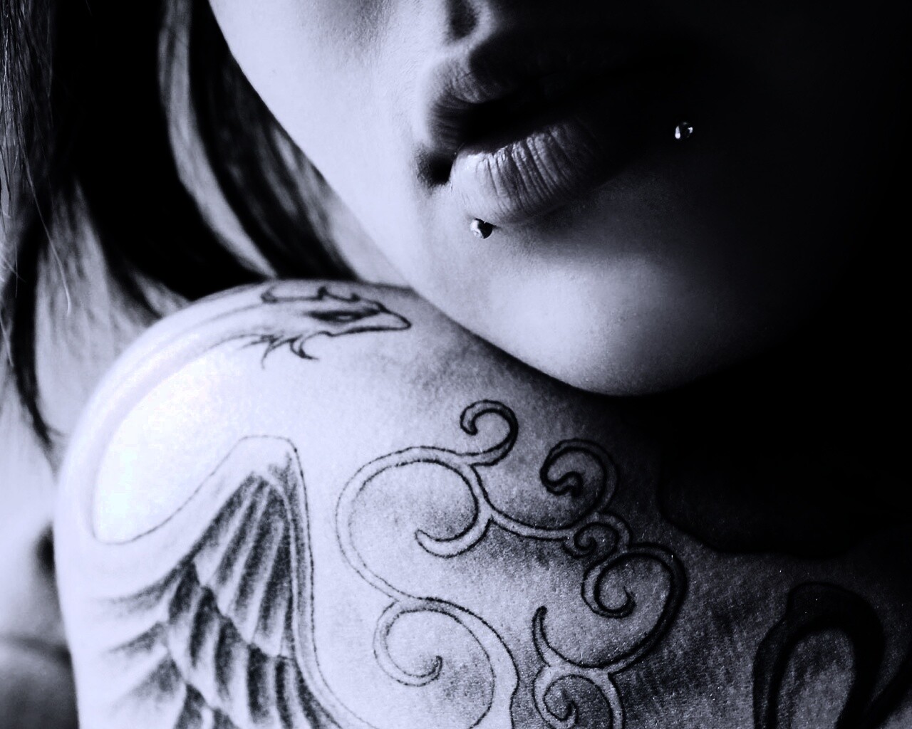 Плечо с татуировкой обои