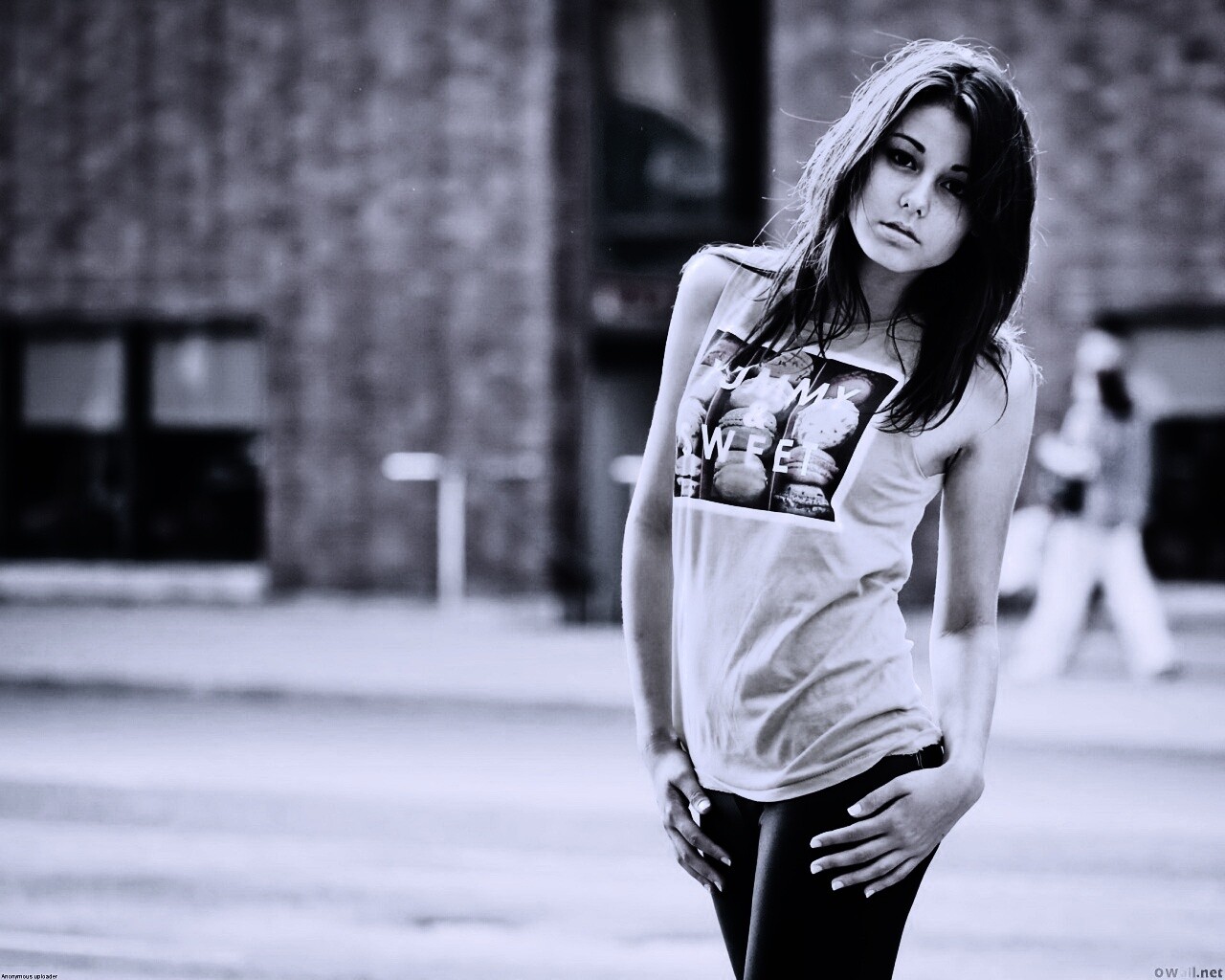 Молодая девушка в городе обои