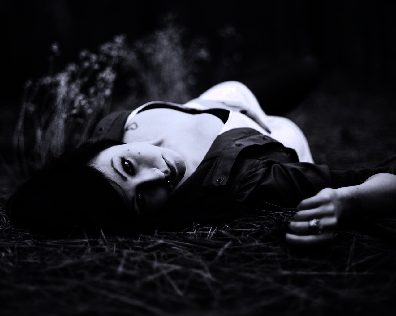 Лежащая на траве обои