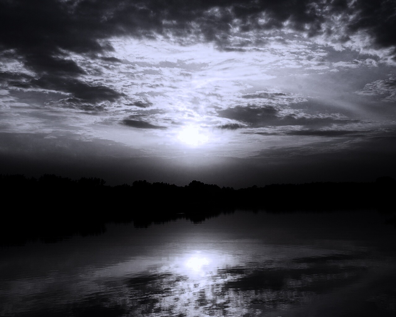 Закат отражается в озере обои