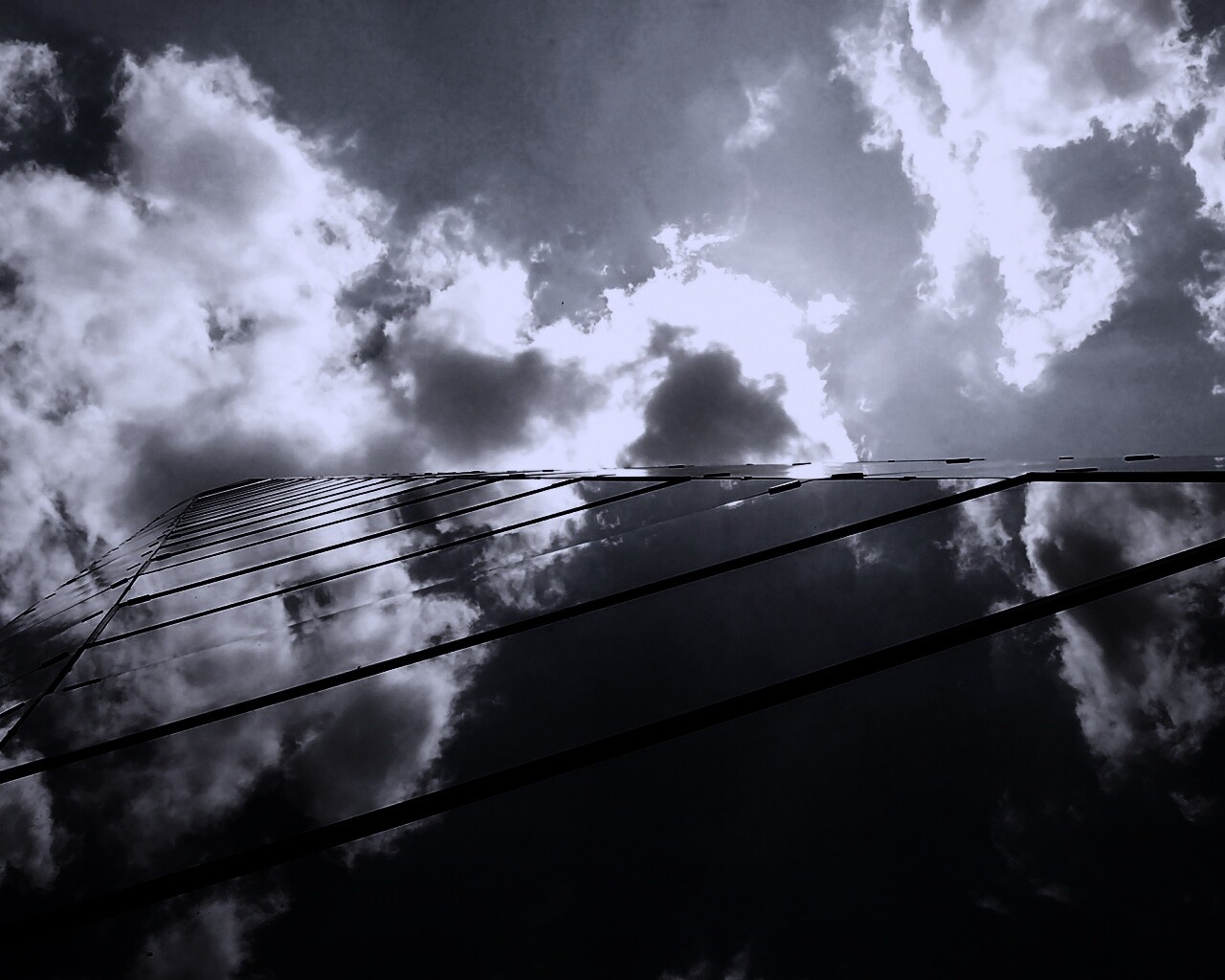 Стеклянный небоскреб уходящий в небо обои