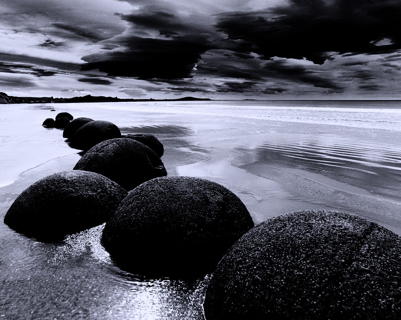 Круглые камни на берегу обои