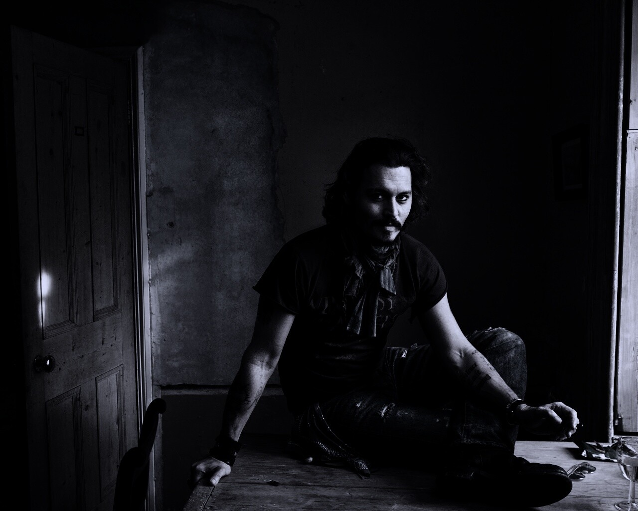 Джонни Депп на столе обои