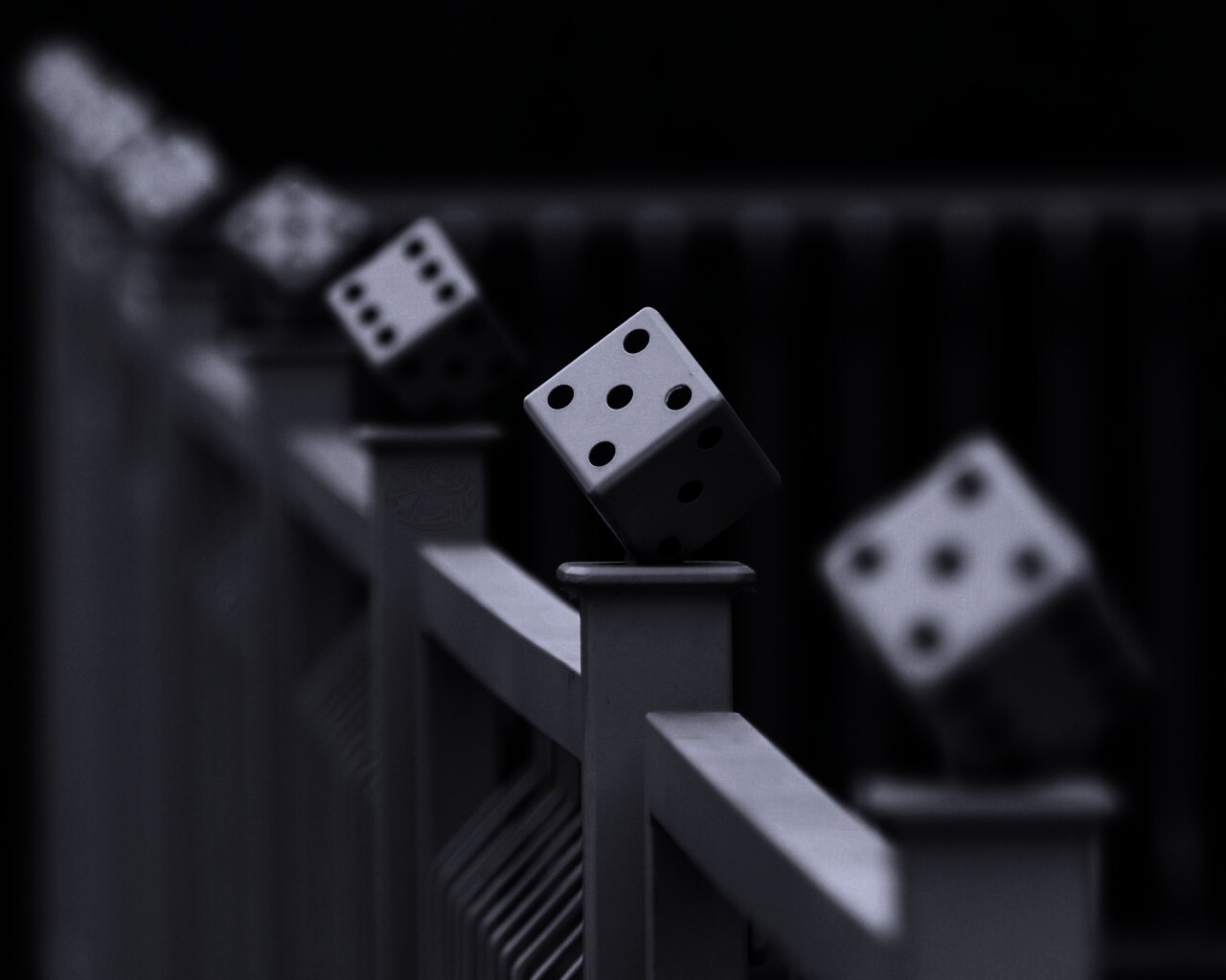 Игральные кости украшающие перила обои