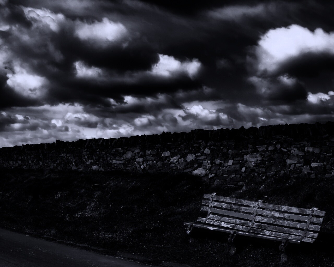 Скамейка у дороги обои