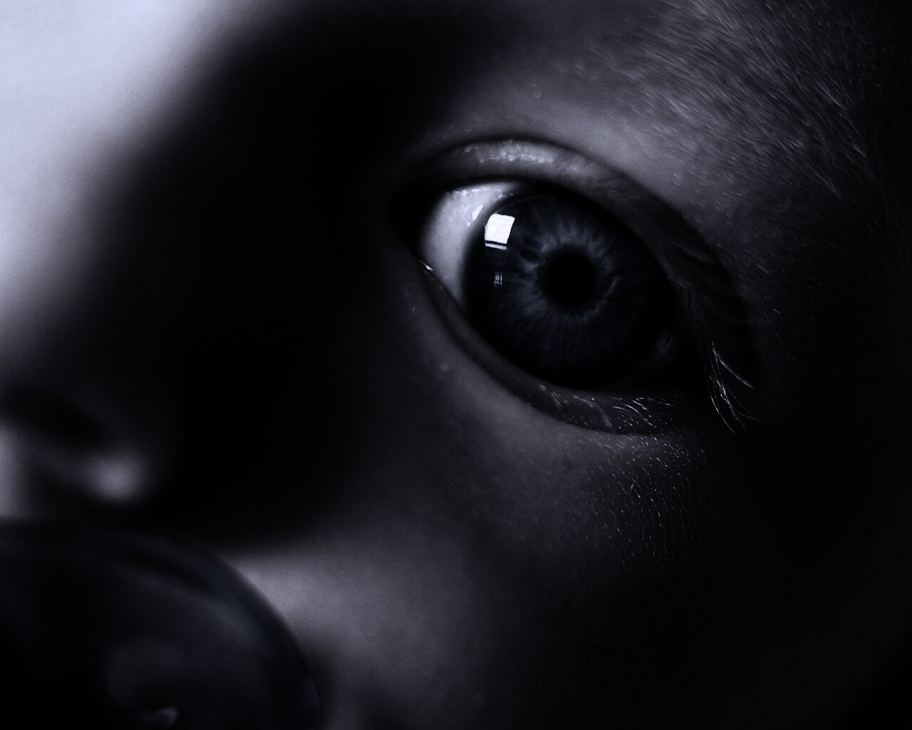 Синий глаз ребенка обои