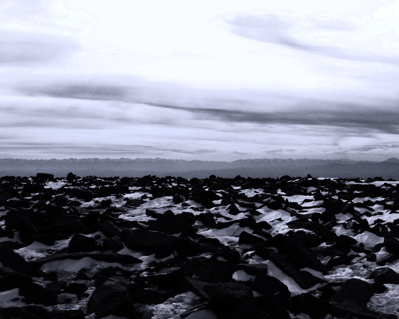 Заснеженная каменистая равнина обои