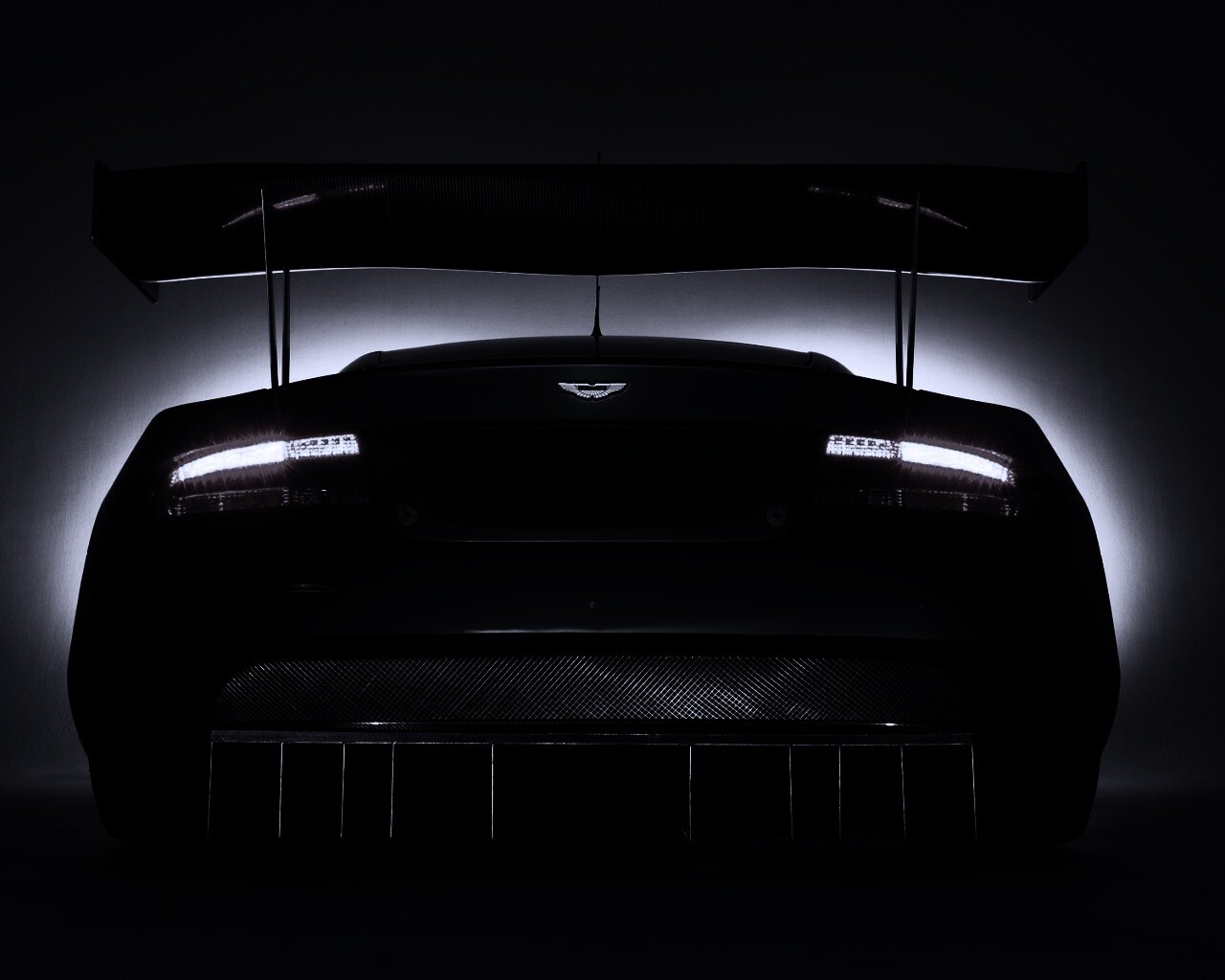 Красные задние фары спорткара обои