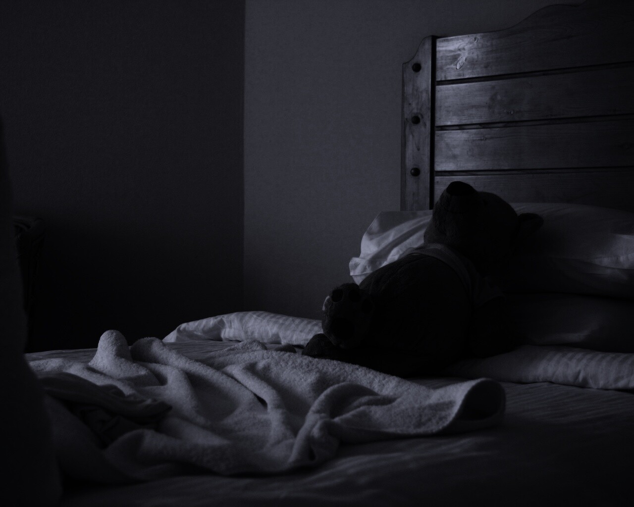 Медвежонок в постели обои