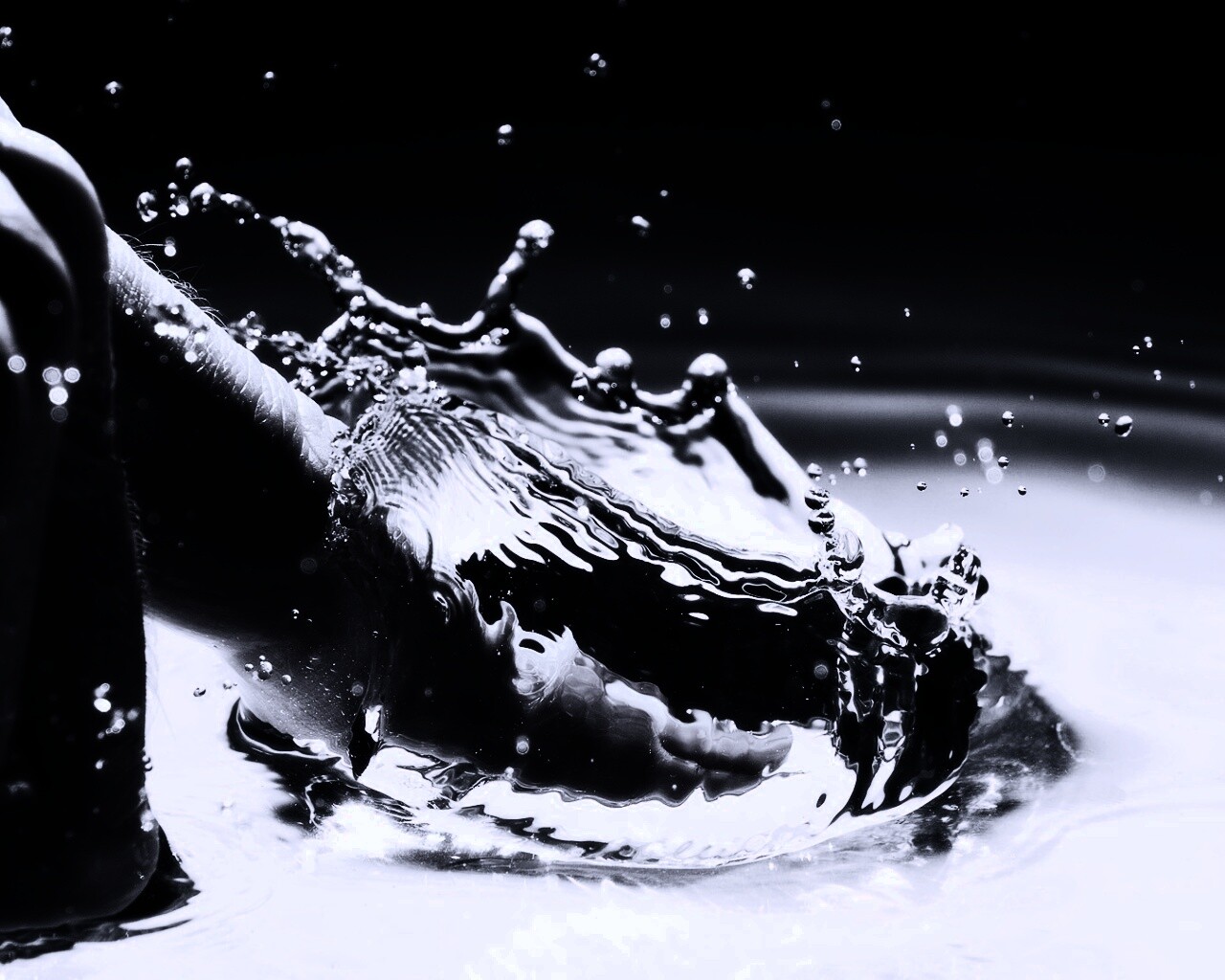 Палец в воде обои