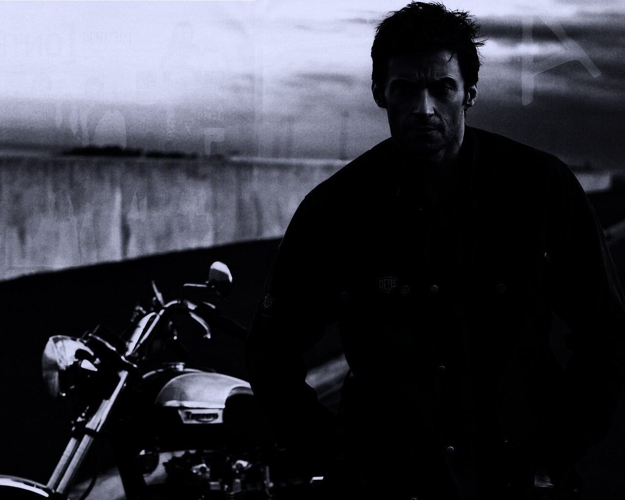 Хью Джекман с мотоциклом обои