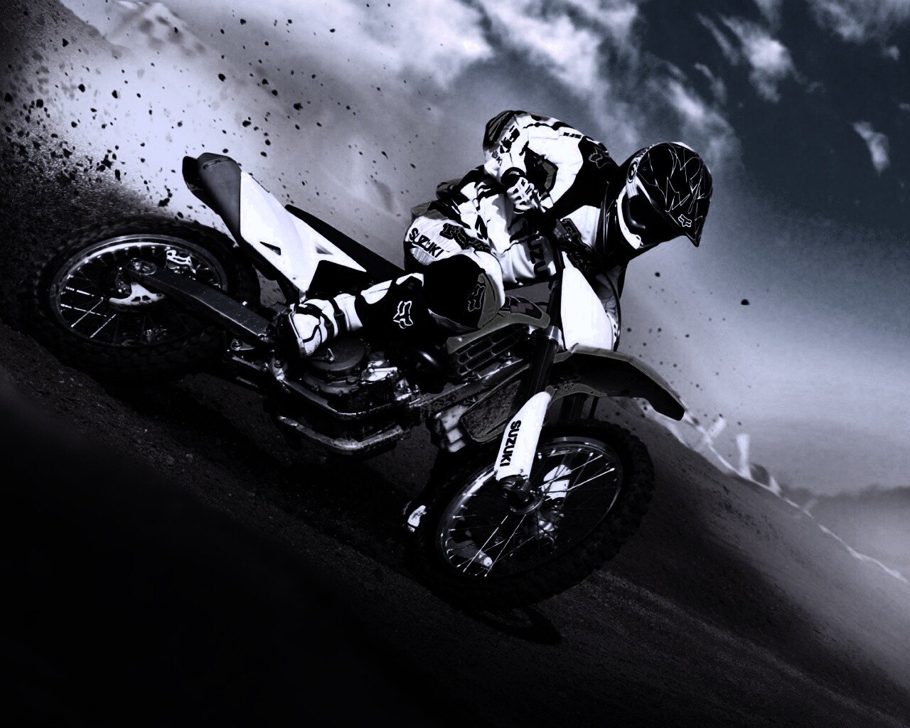 Мотоциклист на кроссовом байке обои