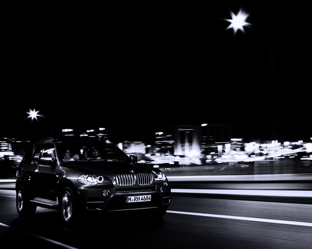 Пара в BMW X5 обои