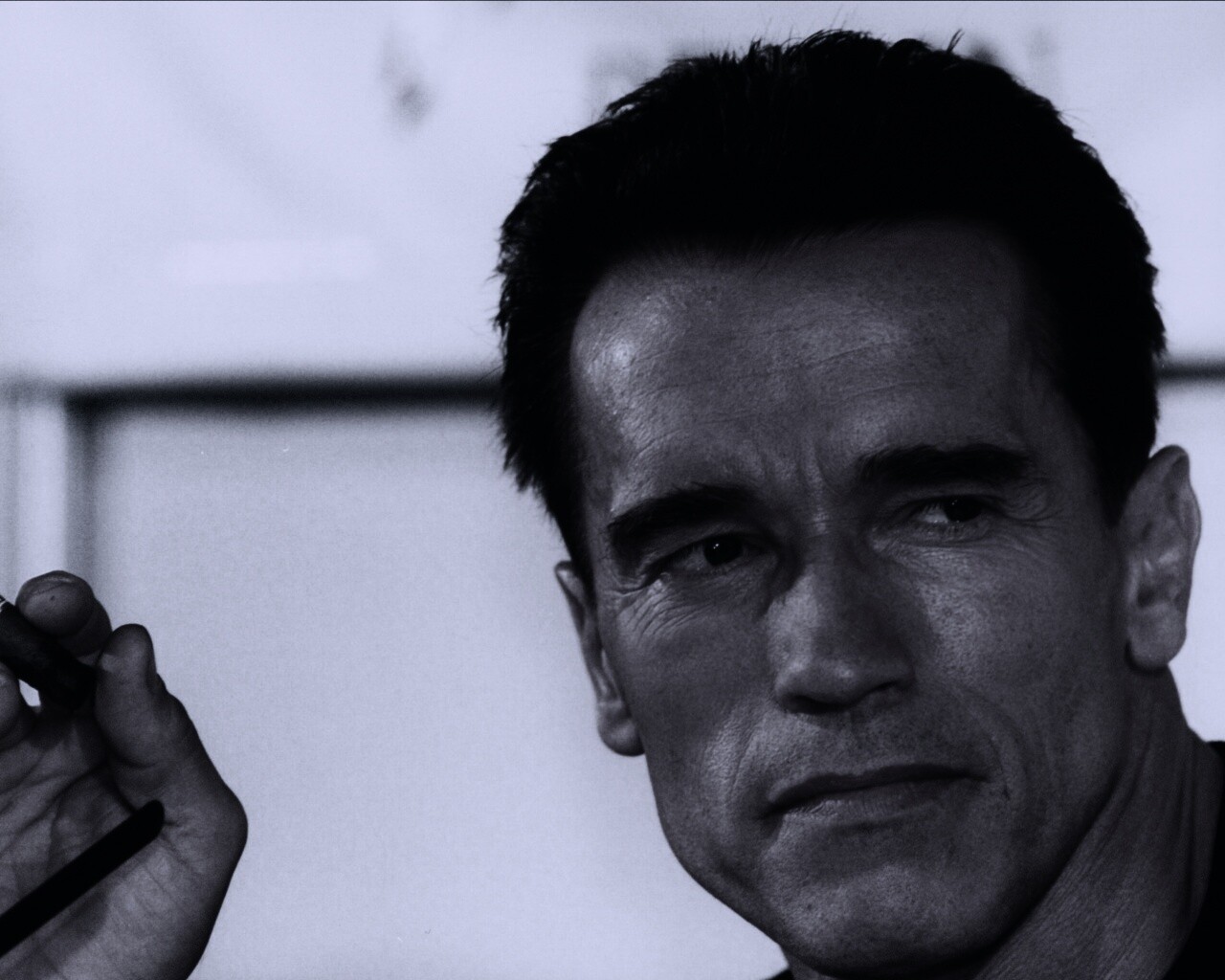 Арнольд Шварцнеггер с сигарой обои