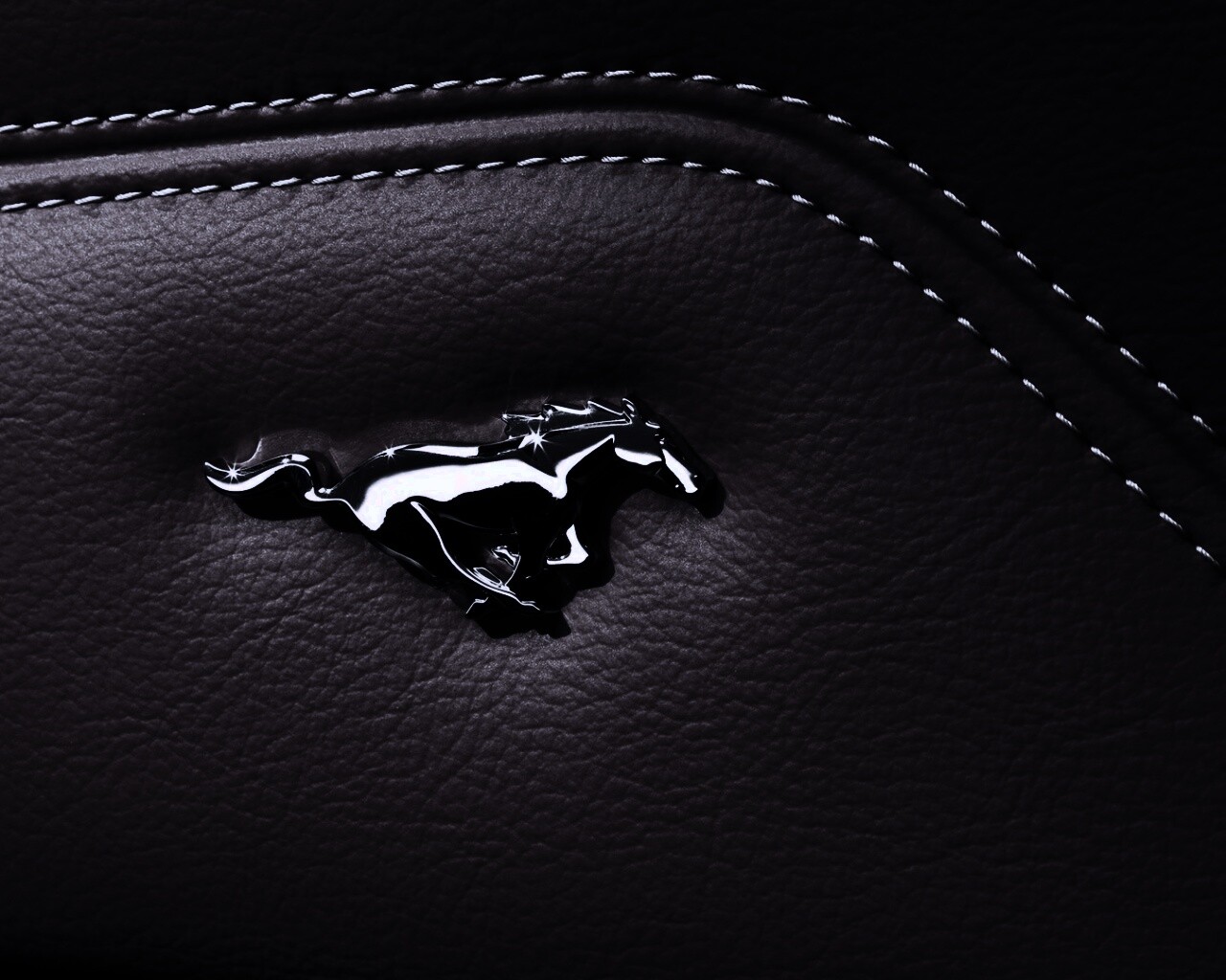 Кожаный салон Форда Мустанг обои