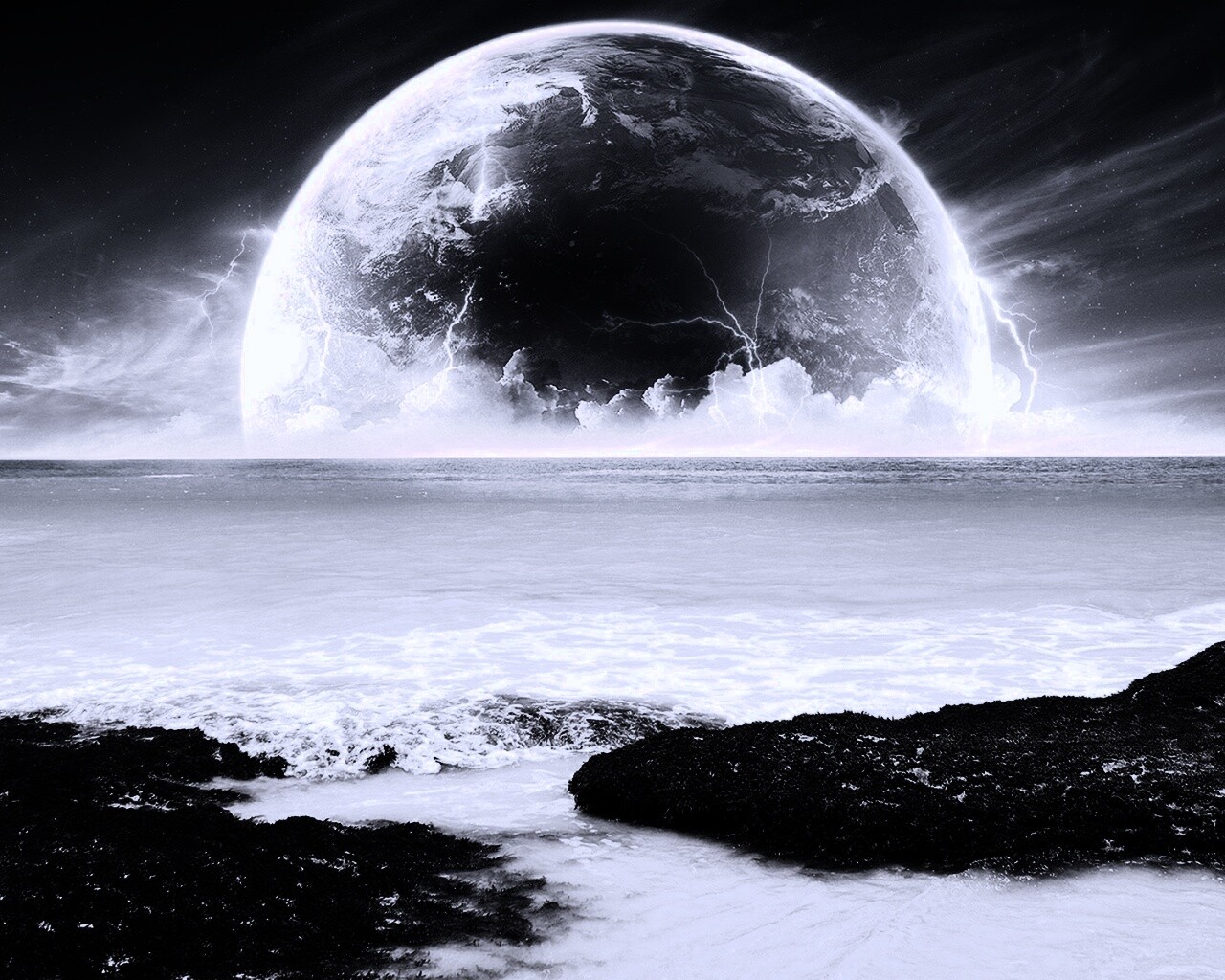 Огромная луна над океаном обои