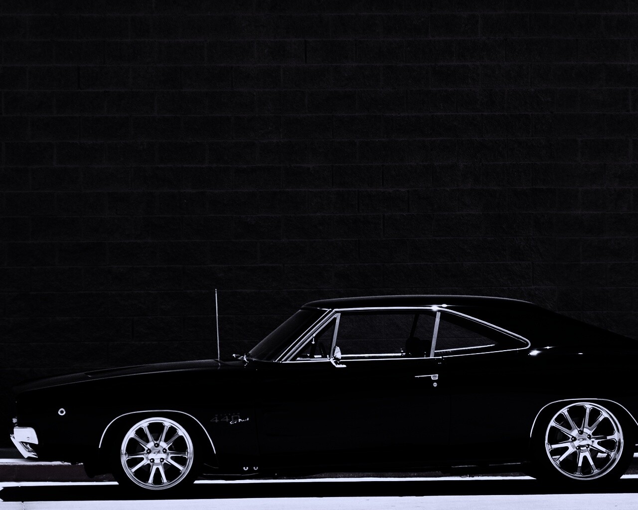 Черный Додж у стены обои