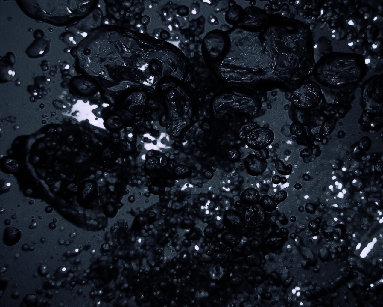 Тёмные пузыри в воде обои