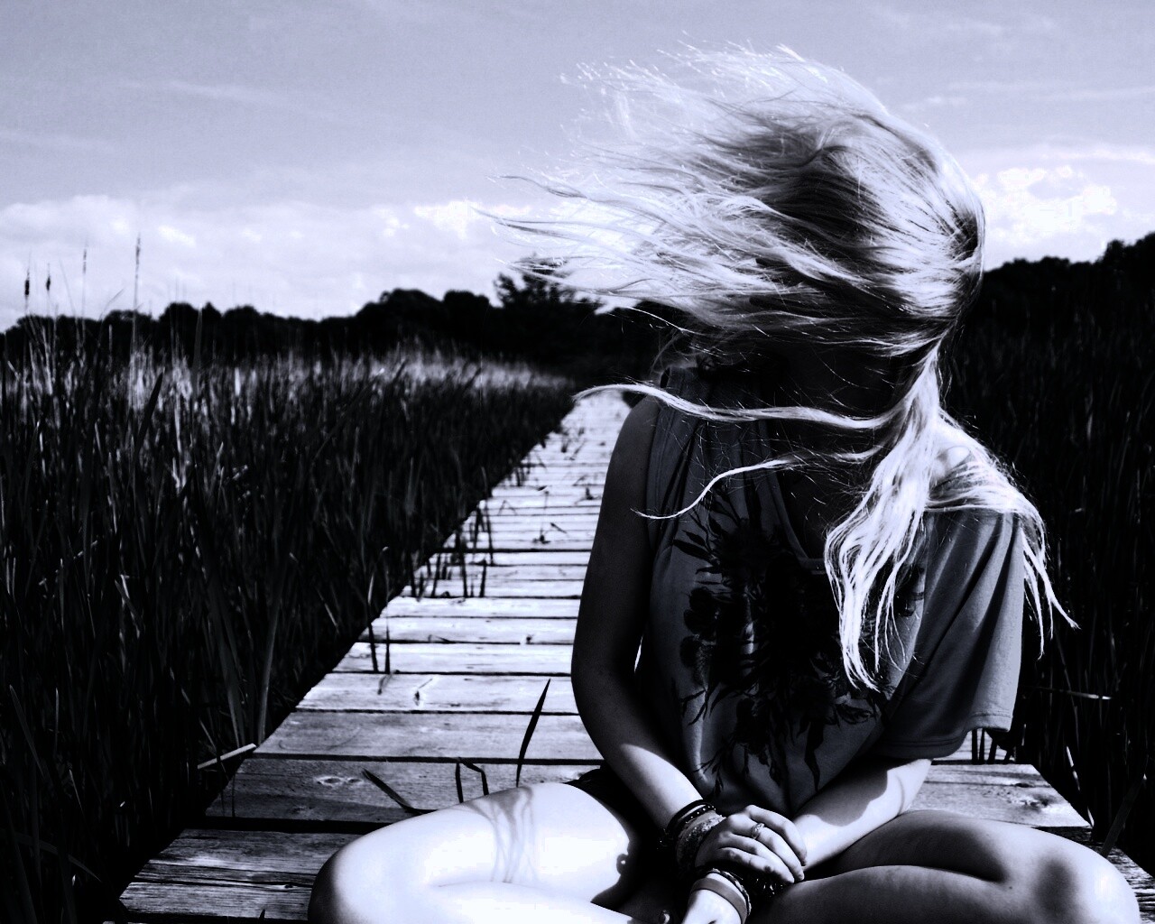 Девушка и ветер обои