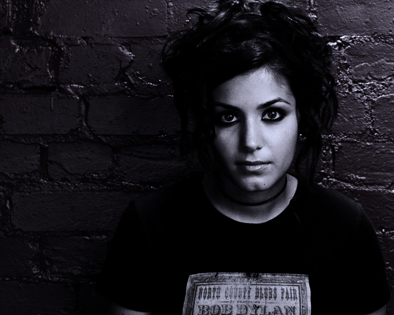 Подросток на фоне розовой кирпичной стены обои