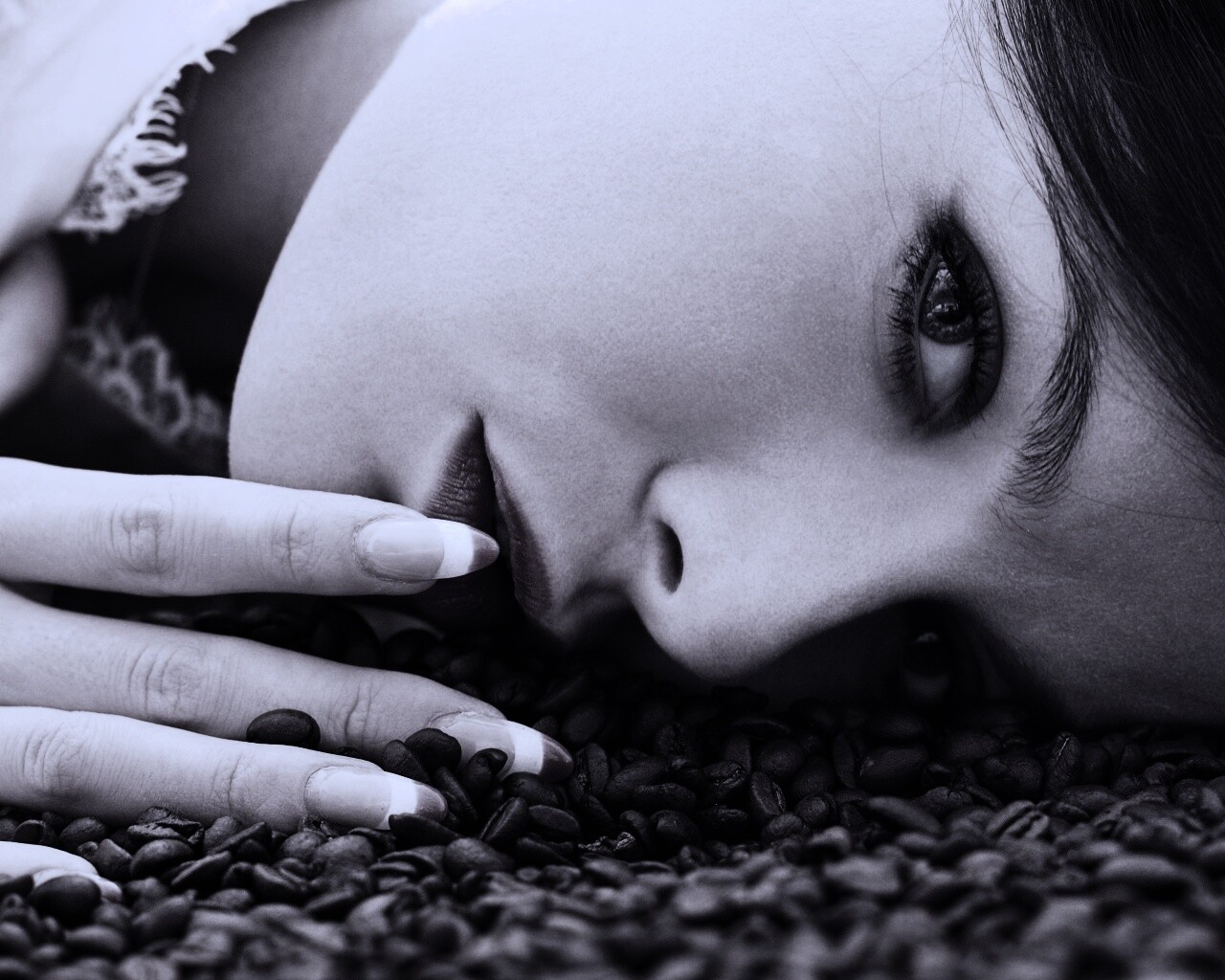 Соблазнительная девушка с кофейными зернами обои