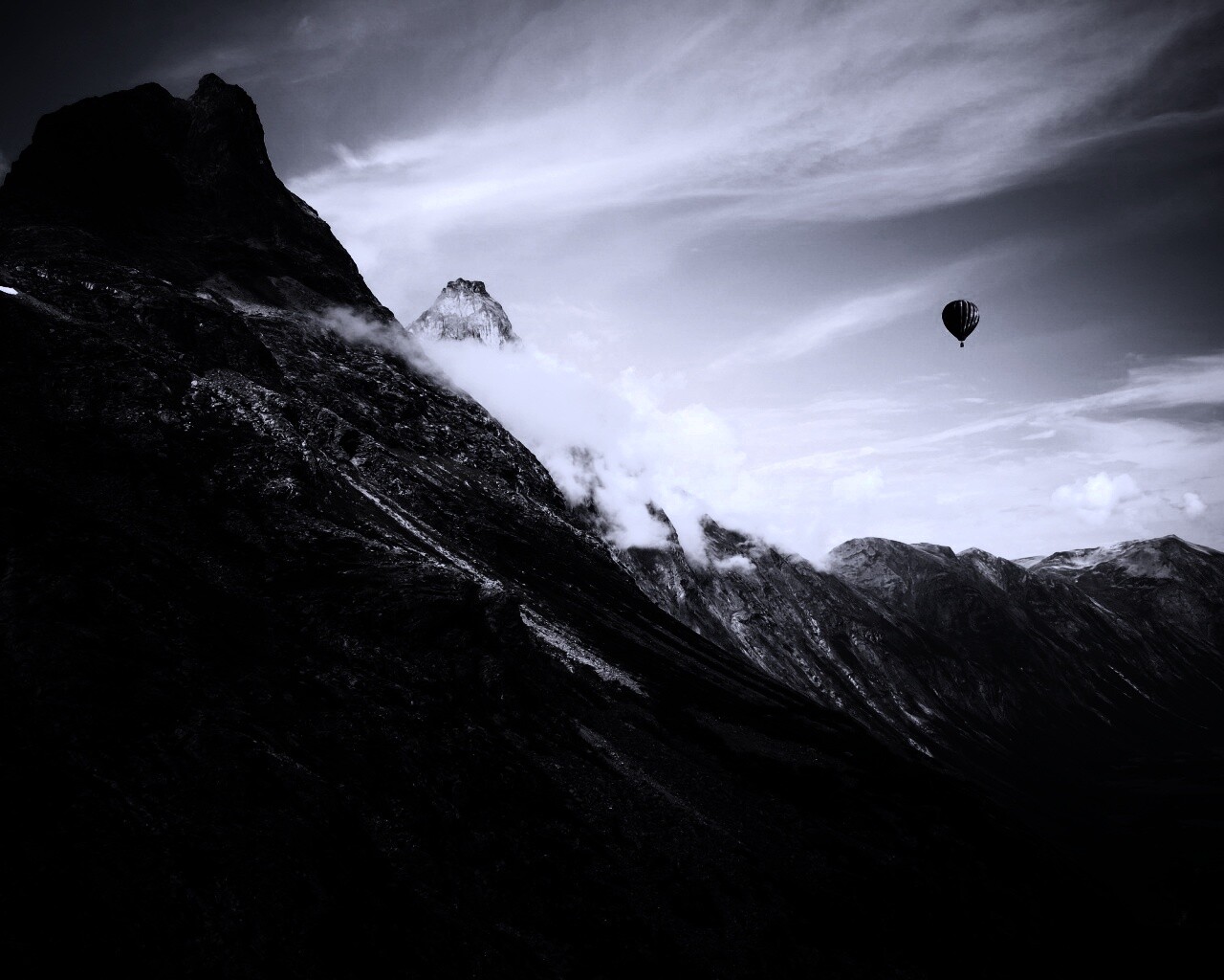 Воздушный шар в горах обои