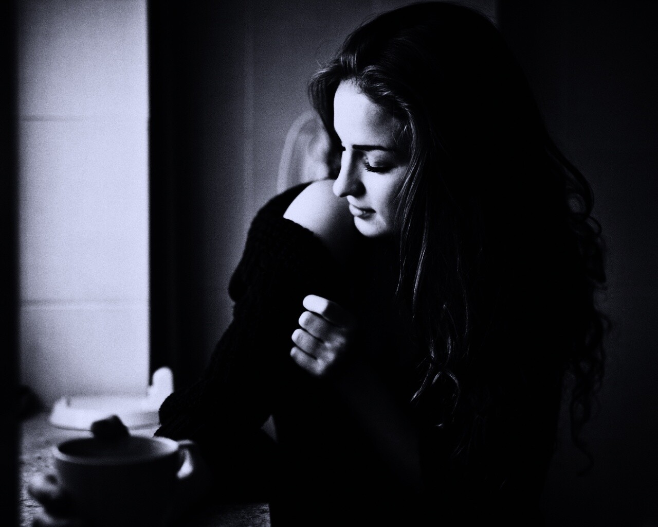 Обнаженное плечо и чашка кофе обои