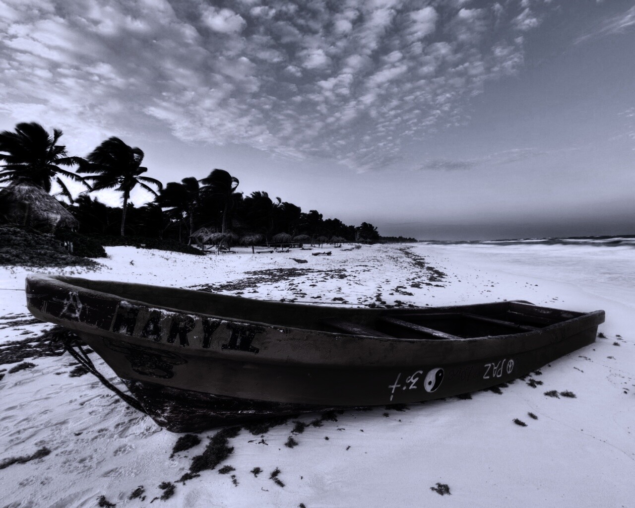 Лодка на берегу моря MARY IV обои