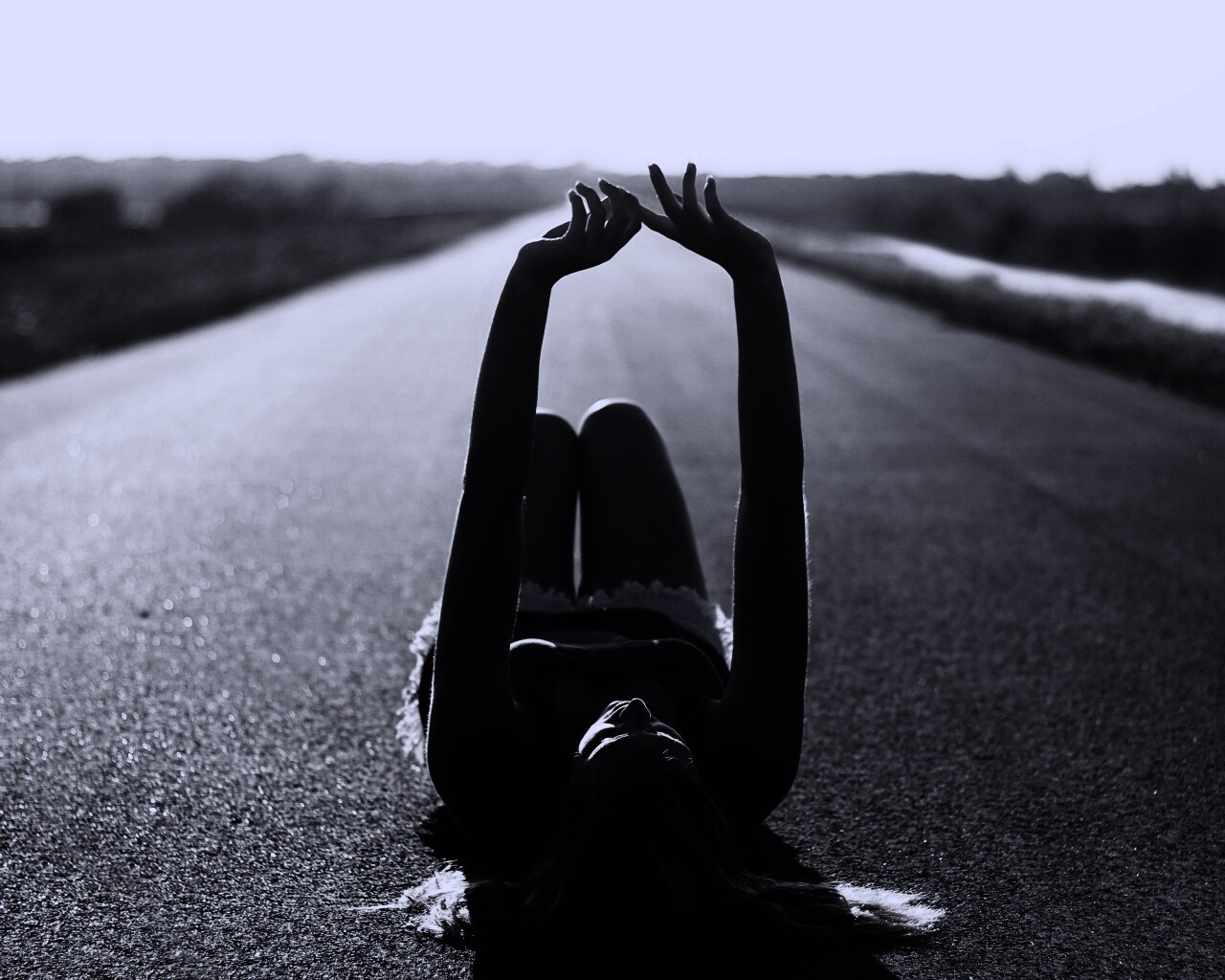 Девушка на асфальте обои