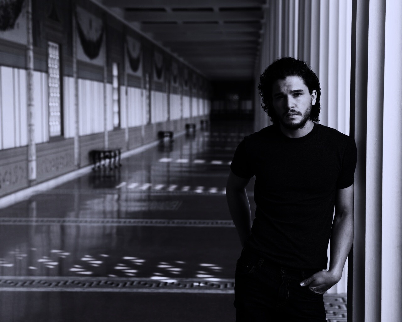 Кит Харингтон у колонны обои